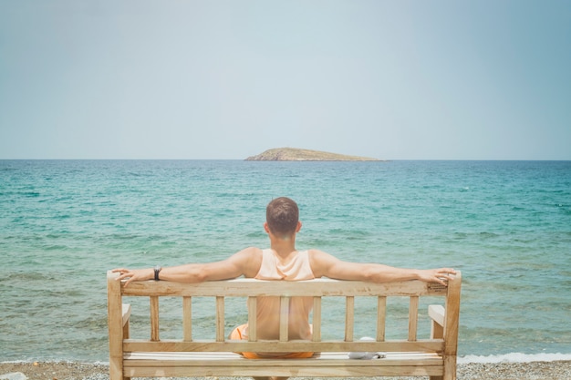 Disfrutando de la vida. Joven mirando el mar