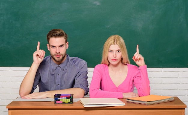 Disfrutando de la vida universitaria. El chico y la chica se sientan en el escritorio en el aula. Respuesta correcta en su mente. Estudiar en la universidad o la universidad. Aplicar para el programa gratuito. Pareja de amigos estudiantes universitarios.