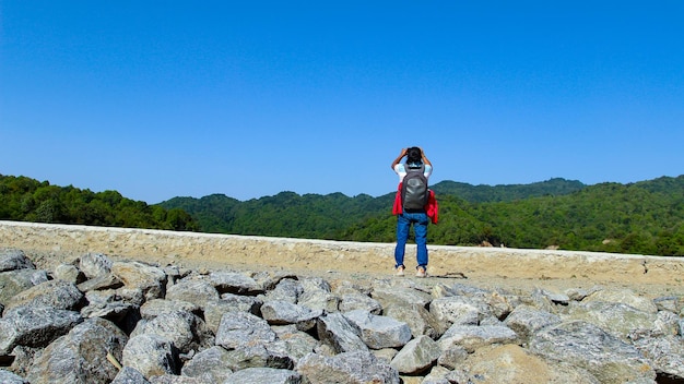 Disfrutando de la vista del paisaje natural.