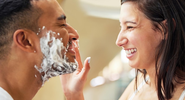 Disfrutaré de besos suaves cuando hayan terminado aquí Foto de una mujer poniendo crema de afeitar en la cara de su novio