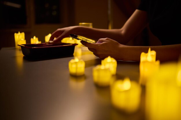 Disfrute de una experiencia romántica de comer a la luz de las velas con su comida favorita para dos