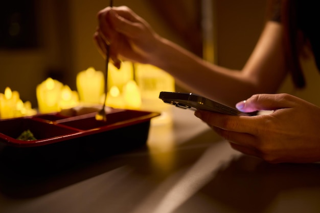 Disfrute de una experiencia romántica de comer a la luz de las velas con su comida favorita para dos
