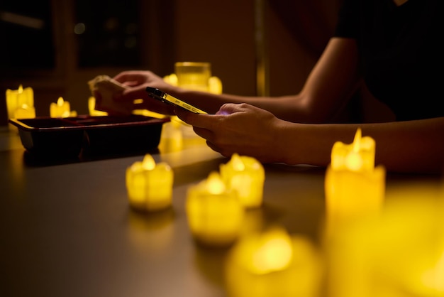 Disfrute de una experiencia romántica de comer a la luz de las velas con su comida favorita para dos