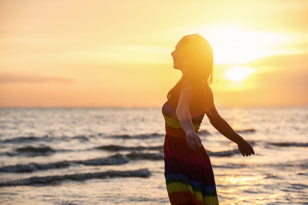 Disfrute - mujer feliz libre disfrutando del atardecer.