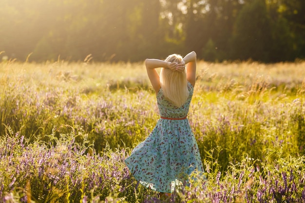 Disfrute. Mujer feliz libre disfrutando de la naturaleza. Chica de belleza al aire libre. concepto de libertad