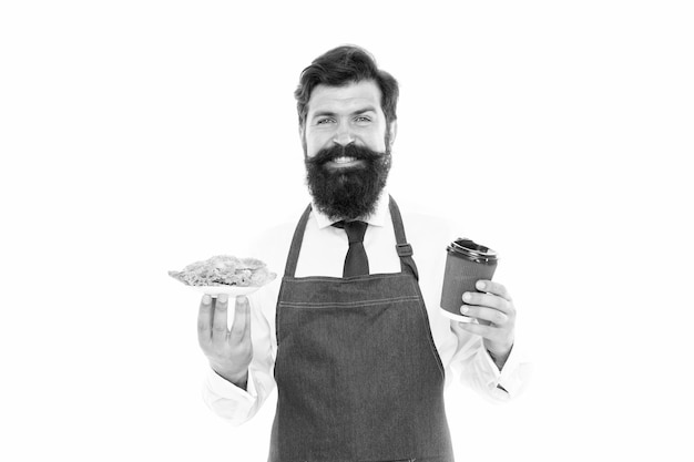 Disfrute de su comida Delicioso croissant Hombre camarero barbudo use delantal llevar plato con comida y taza de café Concepto de comida de café Chico sirviendo croissant lechuga rellena y verduras frescas Comida saludable