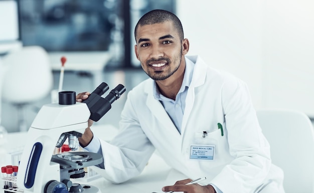 Disfruto tomando fragmentos de información e interpretándolos Captura recortada de un joven científico trabajando en su laboratorio