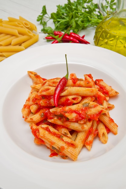 Dish mit Penne und Arrabbiata-Sauce