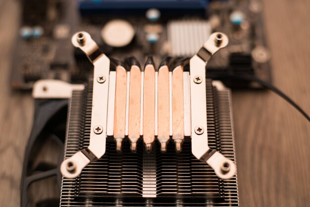 Disipador de calor de aluminio de la CPU aislado en blanco