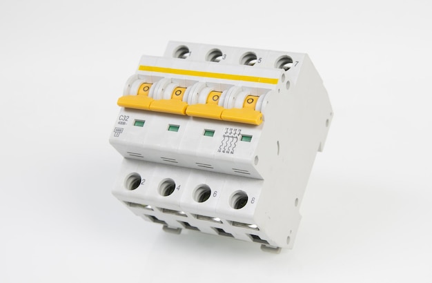 Foto disjuntor elétrico isolado na proteção de linha elétrica de fundo branco