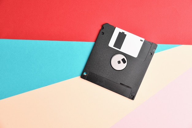 Diskette auf buntem Hintergrund. Retro Computer Diskette