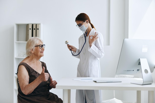 Diskussion der Ärztin mit dem Patienten, professionelle Diagnose, Foto in hoher Qualität