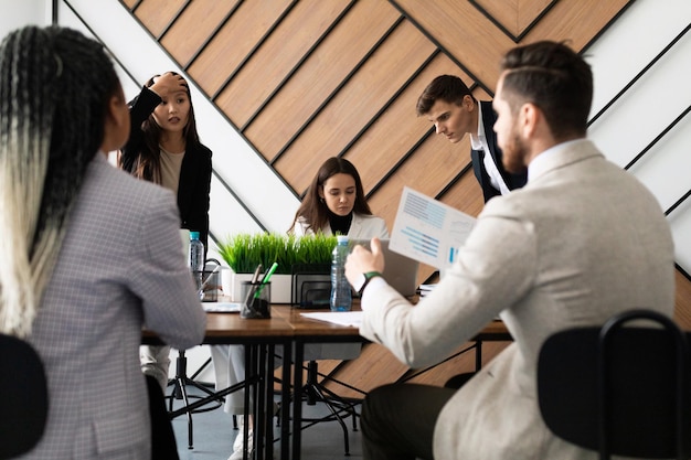 Diskussion des Büropersonals bei einer Sitzung über Finanzangelegenheiten