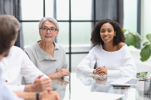 Diskussion erfolgreicher Geschäftsleute im Büro