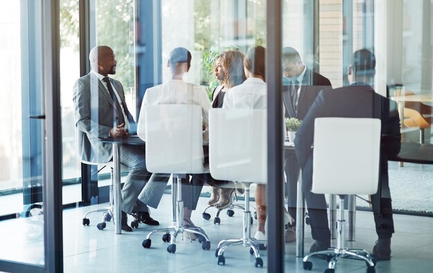 Foto diskussion im sitzungssaal und teamarbeit mit lösung und leiter im unternehmen für entwicklungsideen-feedback und mitarbeiter mit gespräch für bericht mit kunden im unternehmen für projekt oder zusammenarbeit