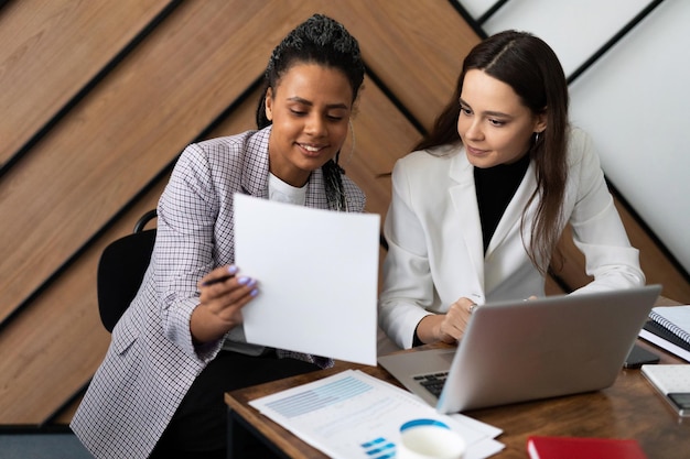 Diskussion zwischen Finanzanalystinnen im Büro