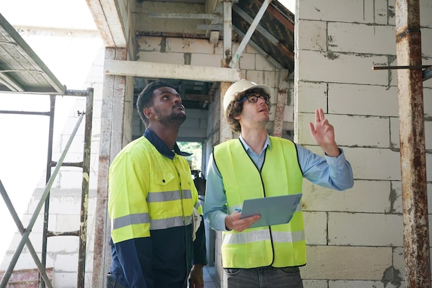 Foto diskussionspläne und blaupausen für architekten und bauingenieure oder landvermesser