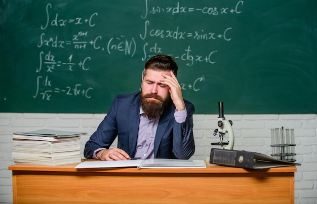 Disminución del nivel de energía Maestro cansado en clase Hombre barbudo sufre de dolor de cabeza Cansado del trabajo Cansado y con exceso de trabajo Cansado y falta de descanso