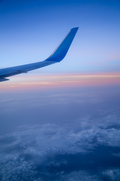 disparando desde la ventana de un avión