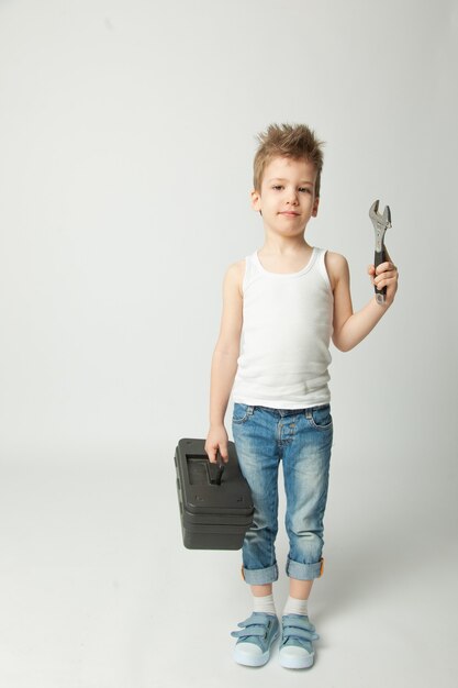 Disparar a un niño con herramientas para reparar