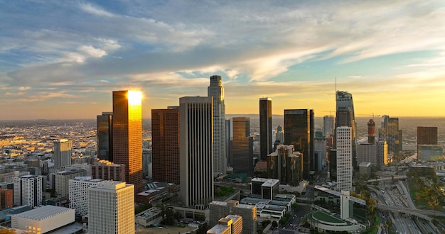 Disparo aéreo de drones volando en el centro de los angeles vista aérea urbana del centro de los angeles los angeles