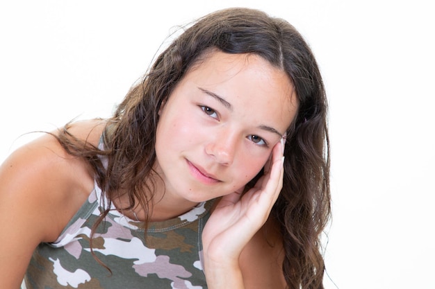 Disparo a la cabeza de mujer joven con rostro hermoso sobre fondo blanco modelo atractivo de chica guapa aislado contra la pared de estudio blanco en blanco