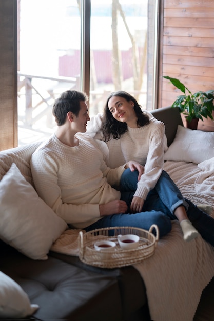 Foto disparo completo pareja feliz sentados juntos