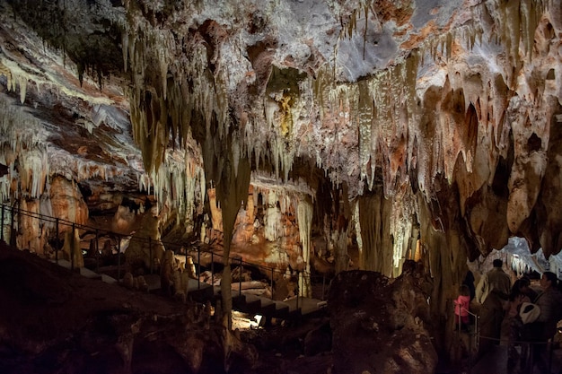 Un disparo dentro de la cueva de estalactitas Cuevas del Aguila en Ávila España