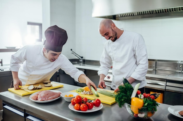 Disparo de dos jóvenes chefs en la cocina.