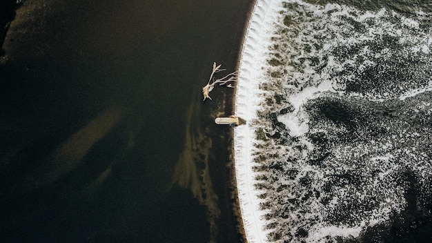 Foto disparo de un dron en una caída de agua