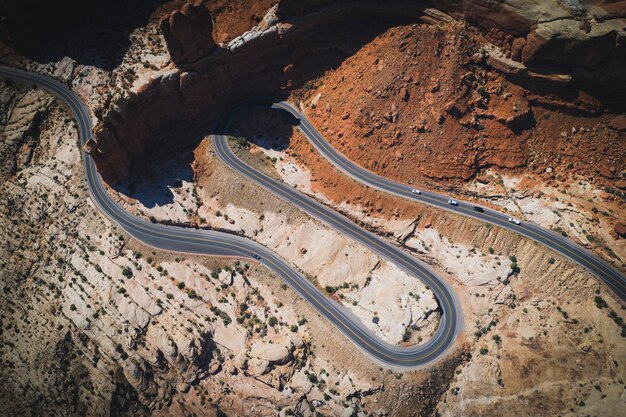 Disparo de drone de una carretera curva del desierto