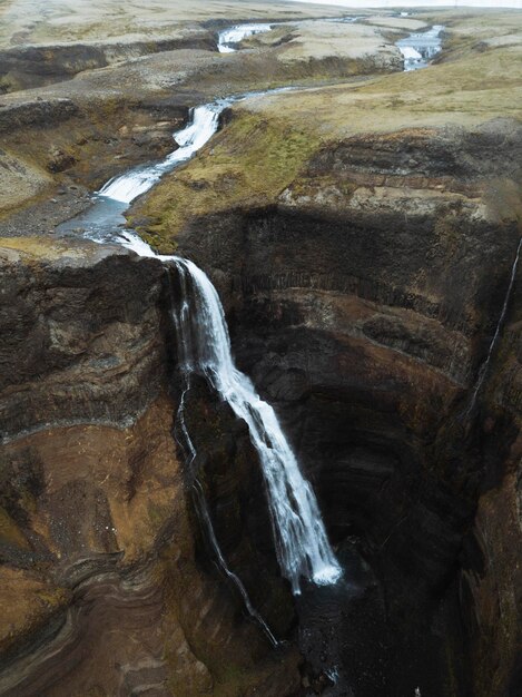 Disparo de drone de la cascada de Haifoss, Islandia