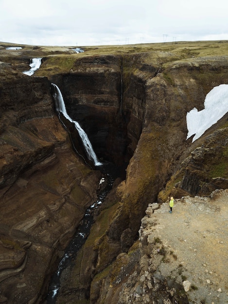 Disparo de drone de la cascada de Haifoss, Islandia