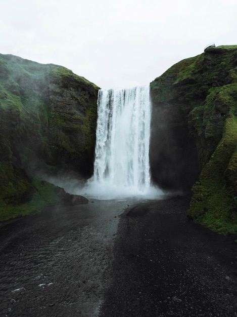 Disparo de drone de cascada Skógafoss, Islandia