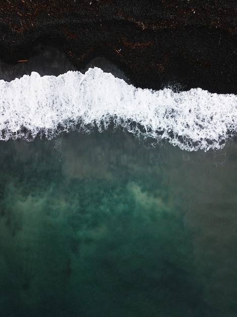 Disparo de drone de Talisker Bay en la Isla de Skye en Escocia