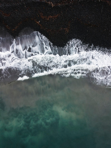 Disparo de drone de Talisker Bay en la Isla de Skye en Escocia