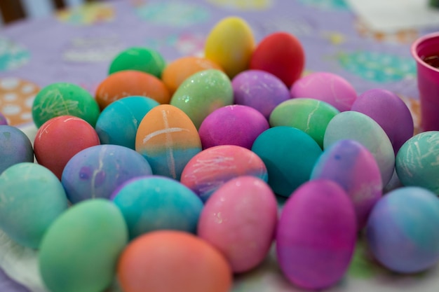 Disparo de enfoque selectivo de coloridos huevos de Pascua