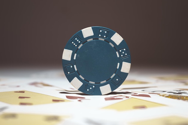 Foto disparo de enfoque selectivo de fichas de póquer azul - concepto de casino y juego