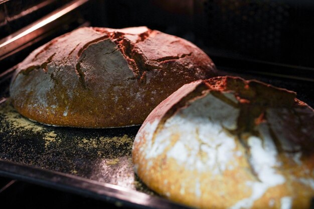 Disparo de enfoque selectivo de hogazas de pan de masa fermentada