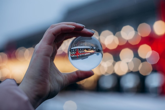 disparo de una esfera de vidrio que refleja el entorno circundante