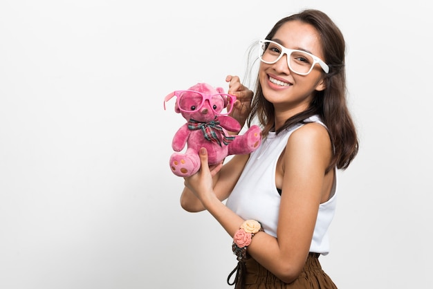 Foto disparo de estudio de joven bella mujer asiática