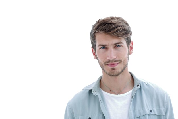 Disparo de estudio de joven mirando a la cámara Aislada sobre fondo blanco Formato horizontal que tiene una cara seria