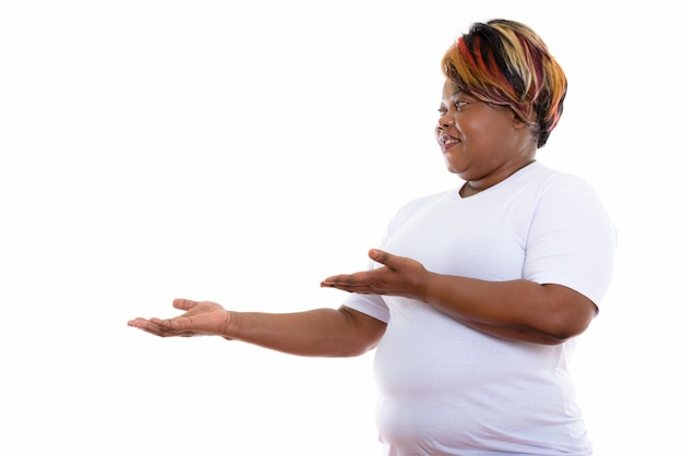 Disparo de estudio de mujer feliz sonriendo