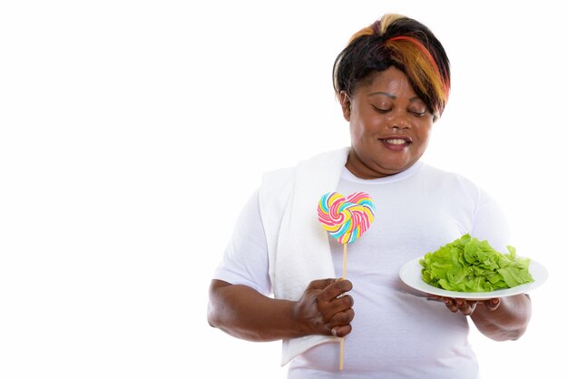 Foto disparo de estudio de mujer feliz sonriendo