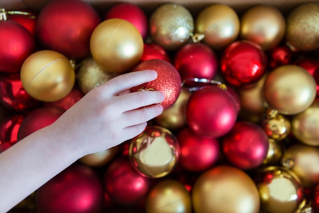 Disparo de fotograma completo de adornos navideños adornos para árboles de Navidad rojos y dorados