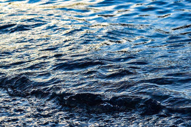 Disparo de fotograma completo de agua ondulada