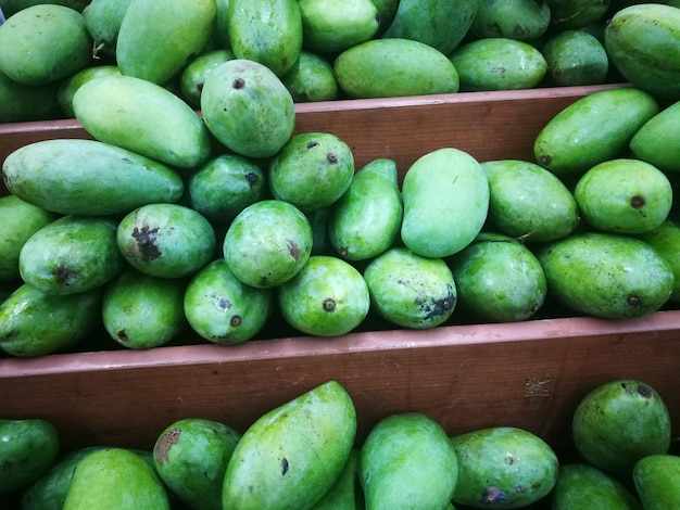 Disparo de fotograma completo de frutas en el mercado