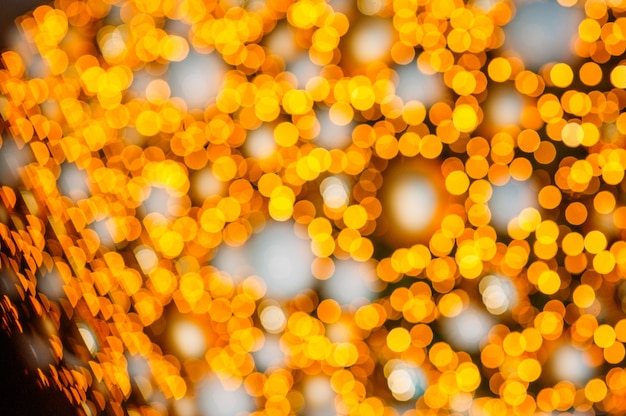 Disparo de fotograma completo de luces de cadena iluminadas y bokeh