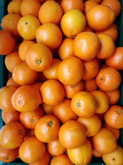 Disparo de fotograma completo de naranjas en el mercado