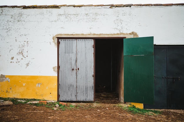 Disparo de fotograma completo de puerta metálica de granero en el campo en zona rural